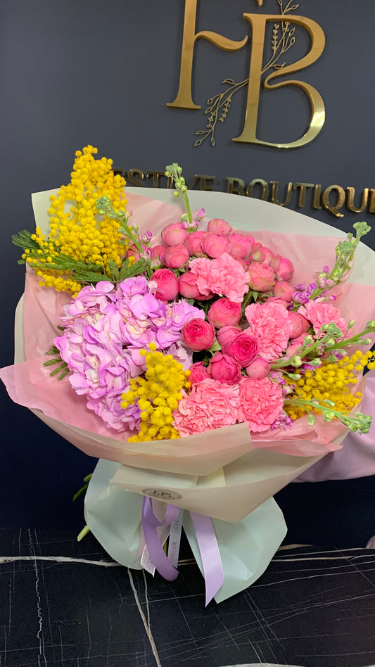 Авторський букет з мімозою, гортензіями та трояндами