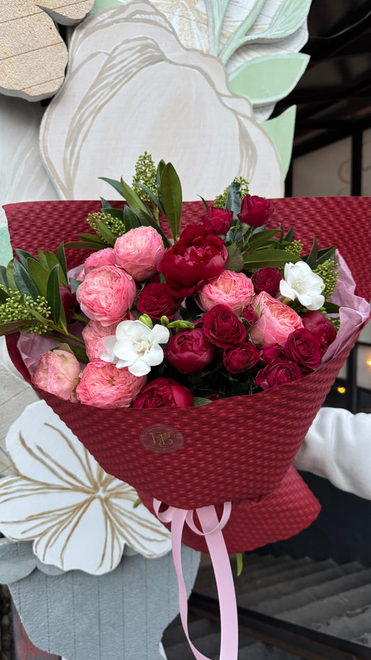 Авторський букет з півонією,  трояндами та ароматною фрезією