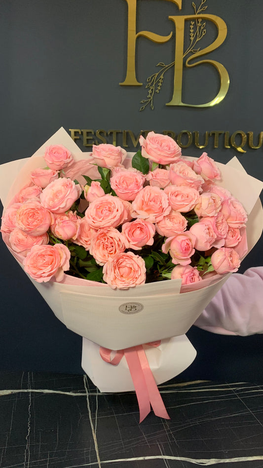 Букет з кущової півонієвидної троянди та евкаліпту