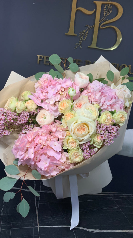 Авторський букет з гортензією, трояндами та ранункулюсом