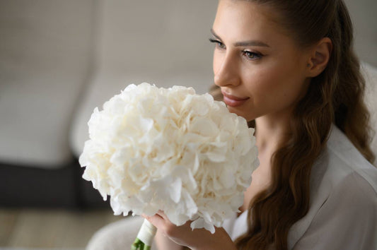 Весільний монобукет з білої гортензії