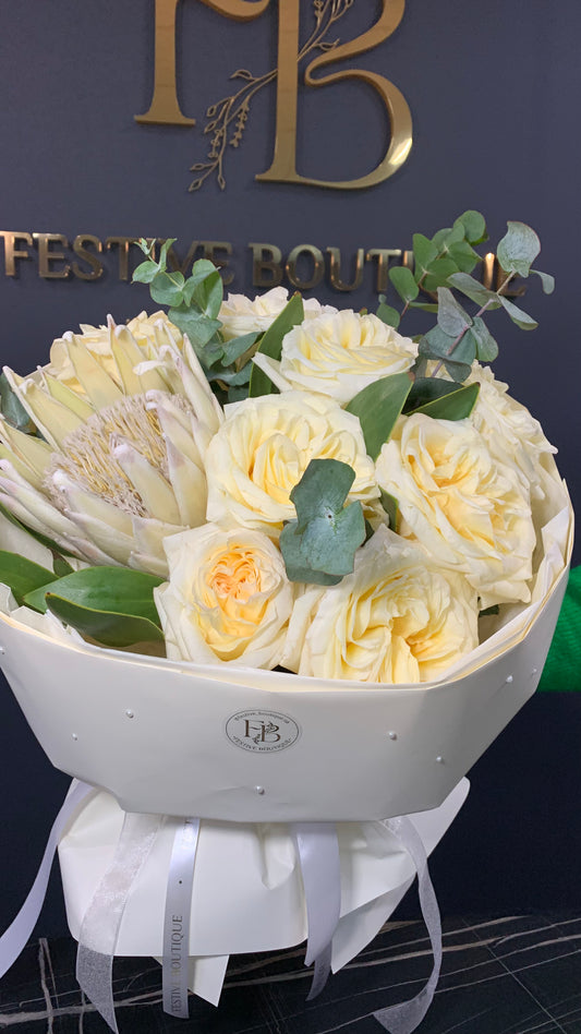 Авторський букет з королівською протеєю та еквадорськими трояндами