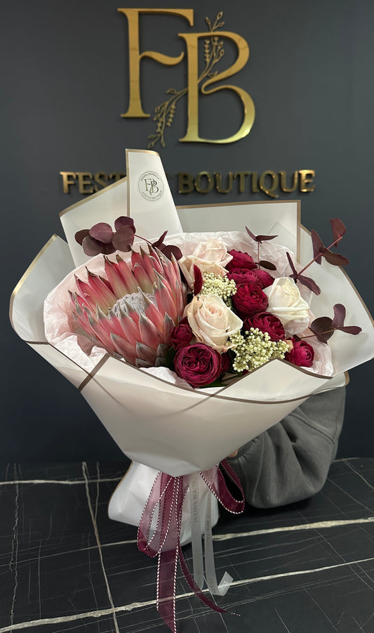 Авторський букет з королівською протеєю та трояндами