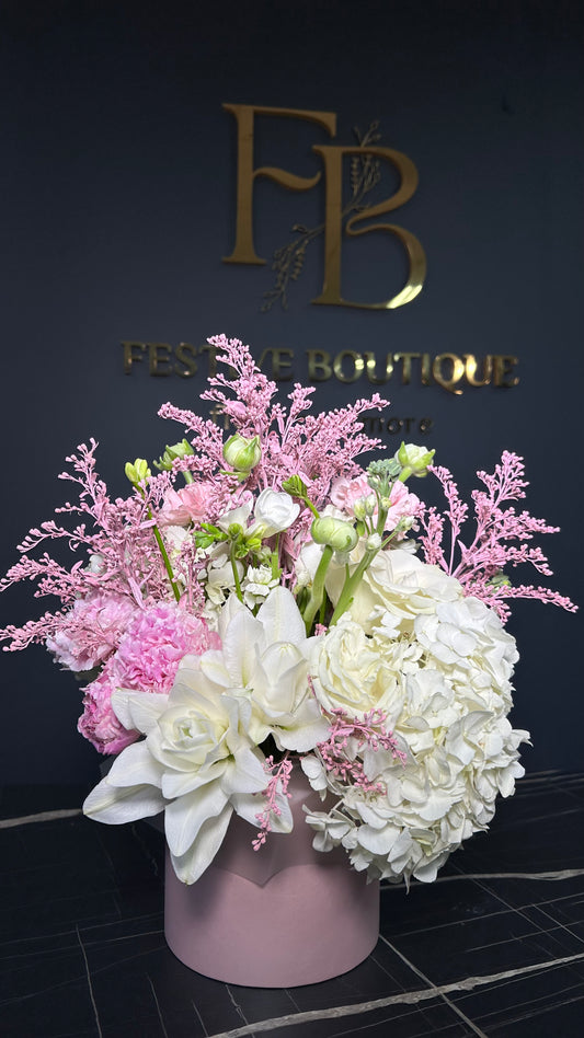 Ніжна квіткова композиція з ліліями та півоніями