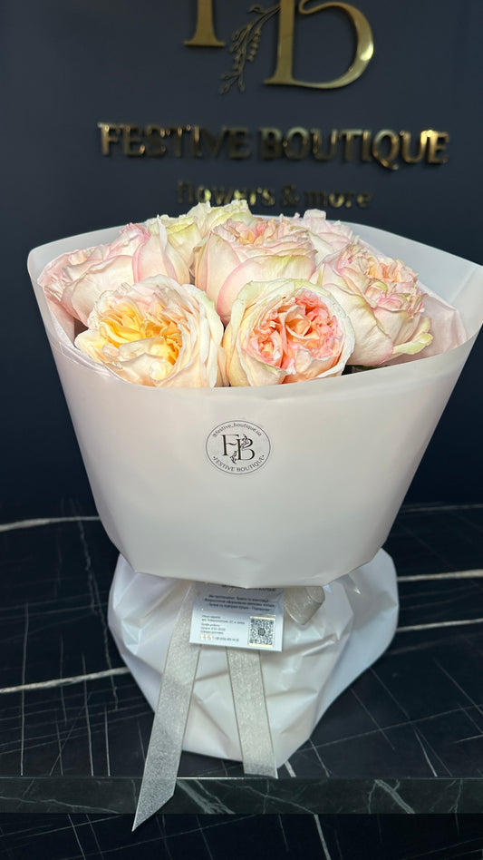 Букет з півонієвидних троянд