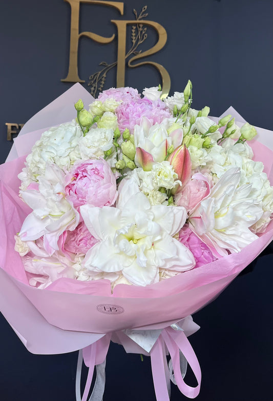 Ніжний букет з півоній та гортензій