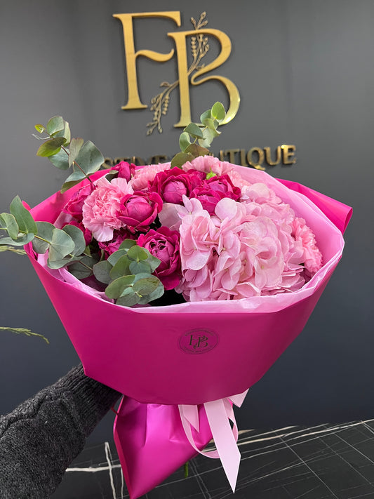 Сезонний букет з гортензією, трояндами та евкаліптом