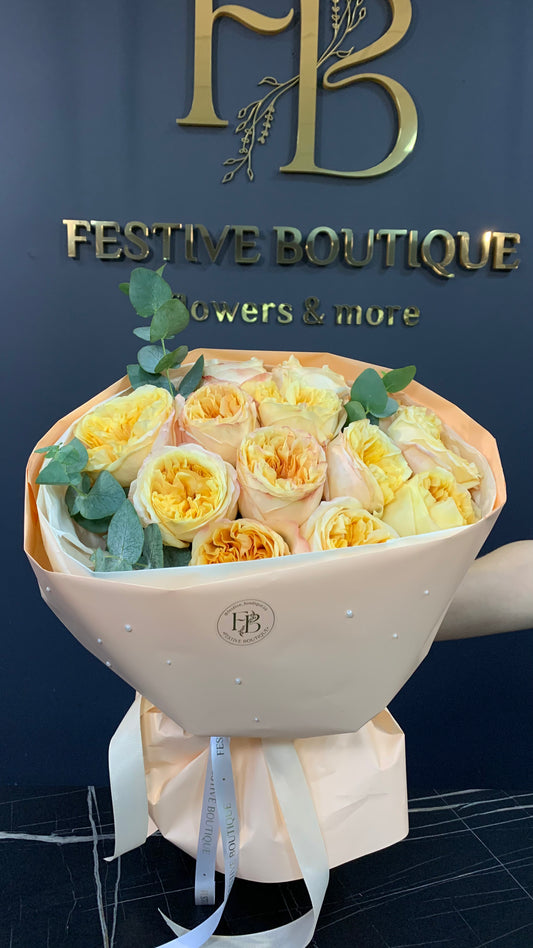 Букет з півонієвидних селекційних троянд з евкаліптом