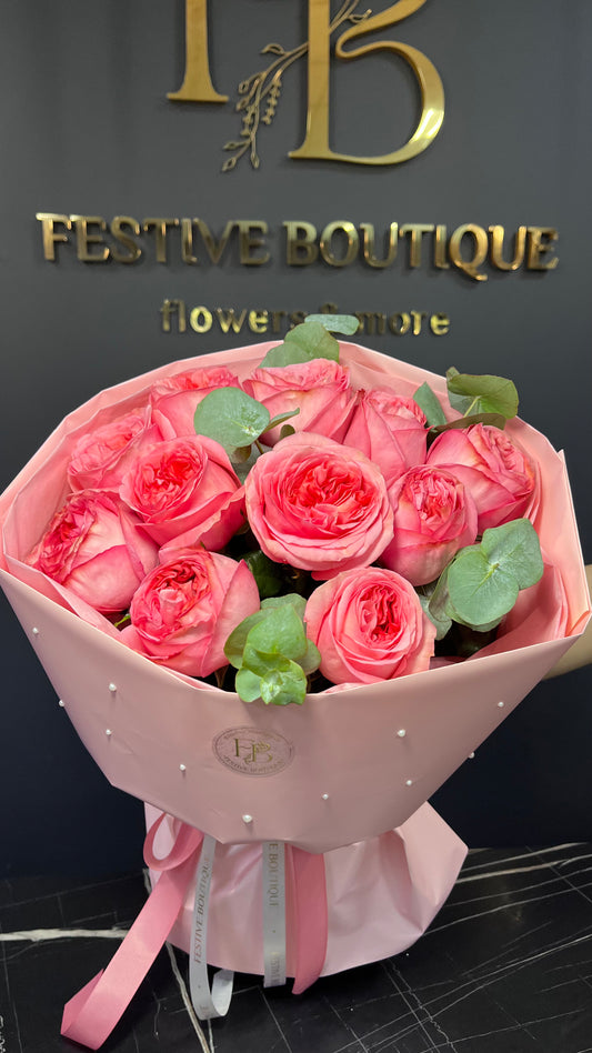 Букет півонієвидних троянд з перлинами