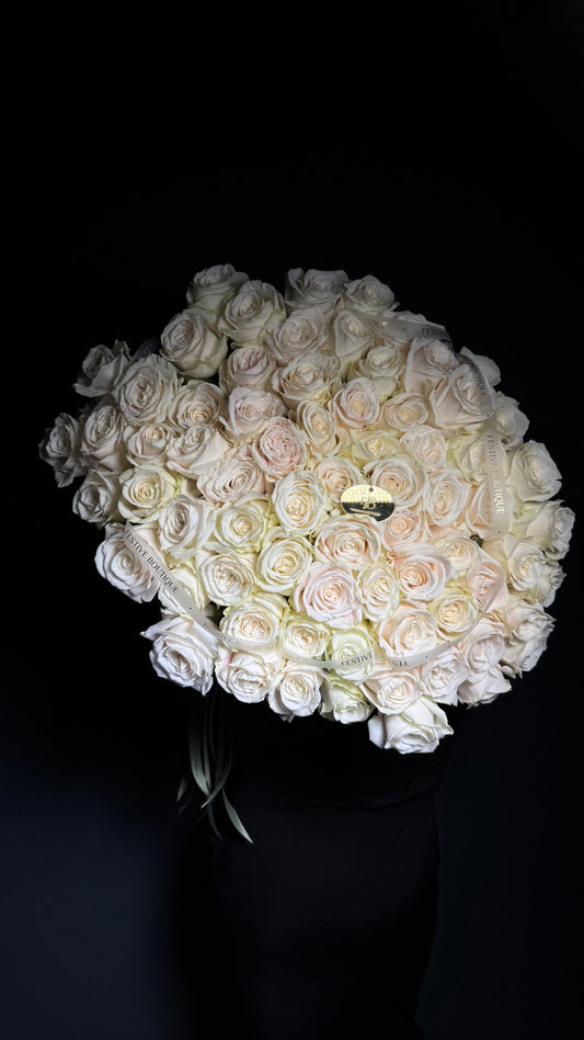 Монобукет з півонієвидних троянд під стрічку