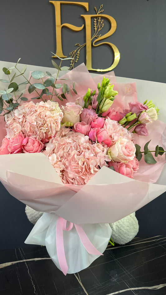 Ніжний букет з гортензіями, трояндами та евкаліптом