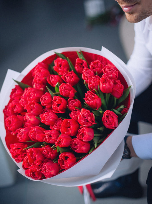 Букет з 51 півонієвидного червоного тюльпана