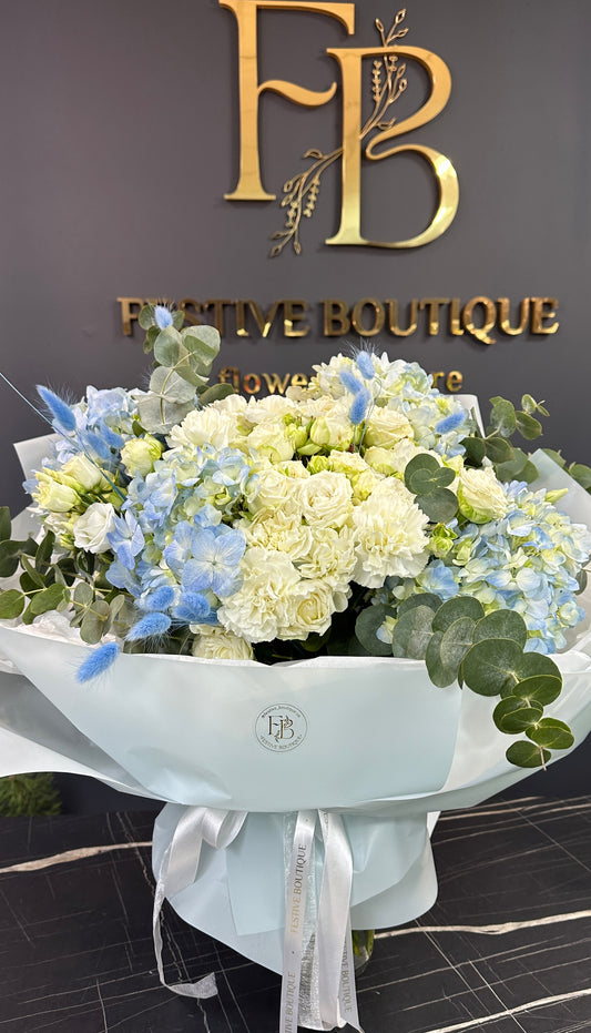 Розкішний букет з блакитними гортензіями та трояндами