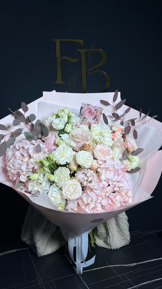Ніжний букет з гортензіями, еустомою та трояндами