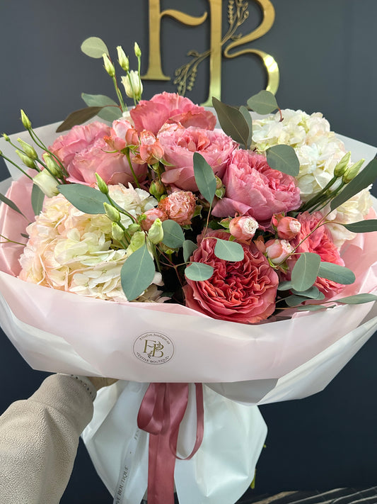 Комбінований букет з півонієвидними трояндами та гортензіями