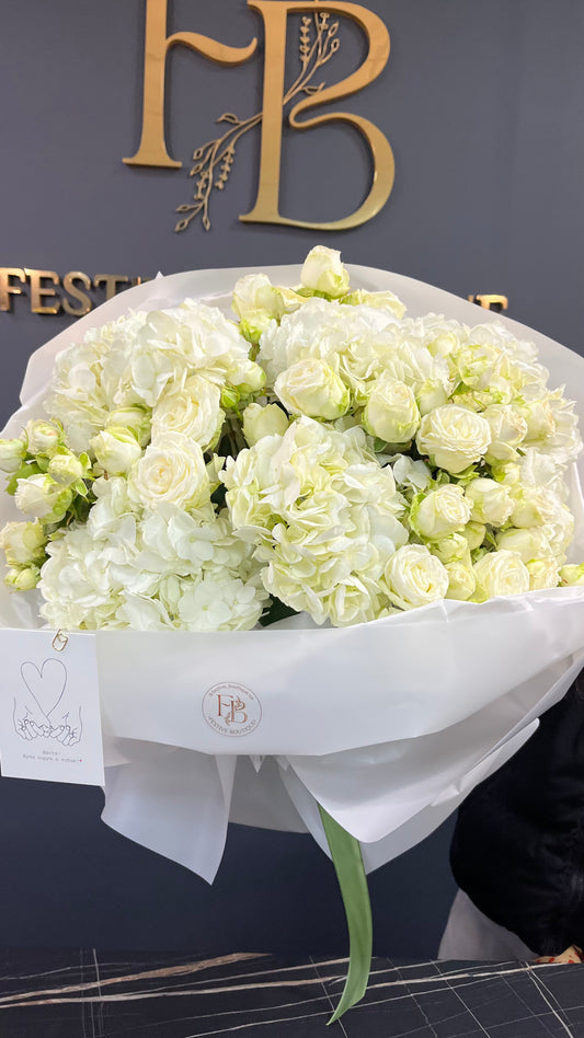 Букет з гортензій та троянд