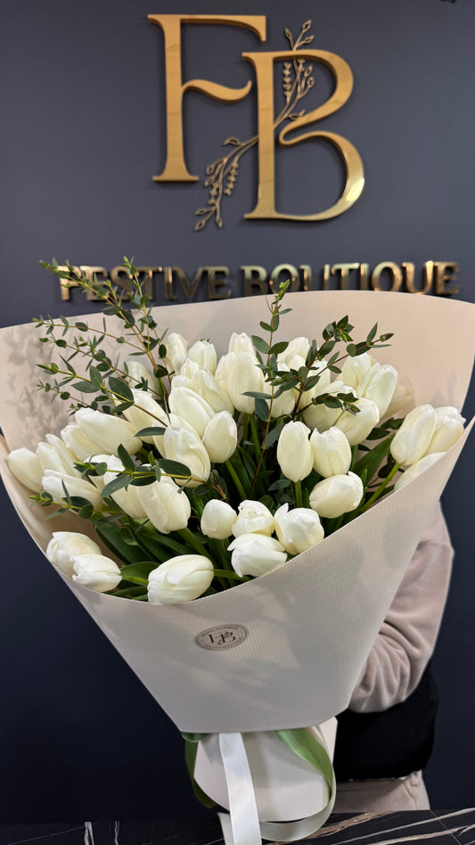 Букет з білих тюльпанів та евкаліпту