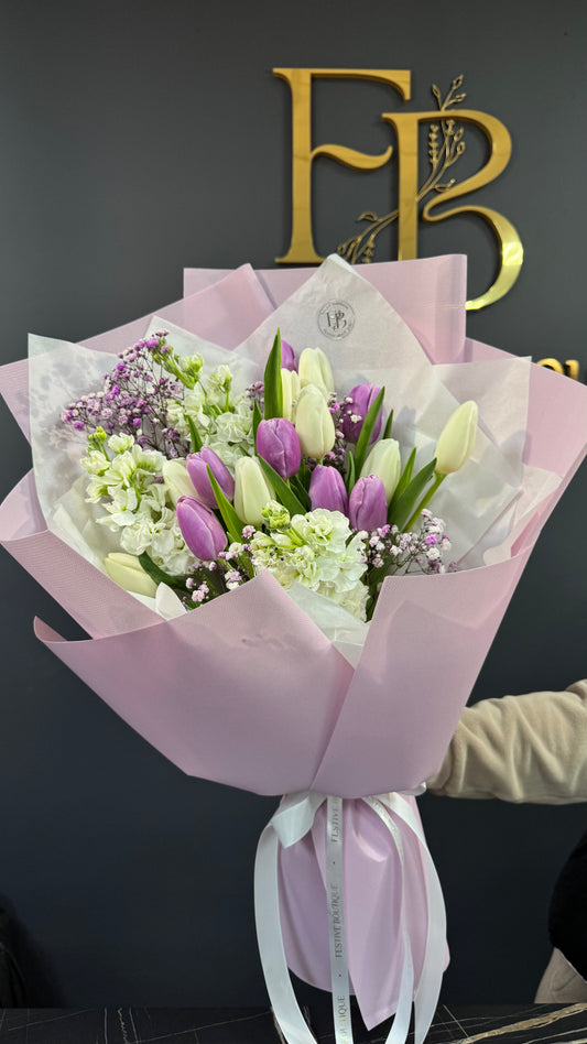 Букет з лілових тюльпанів, матіоли та гіпсофіли