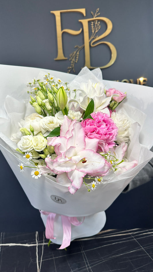 Авторський букет з Лілією та еустомою