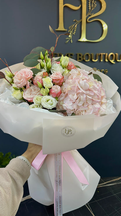 Ніжний букет з гортензіями, еустомою та трояндами