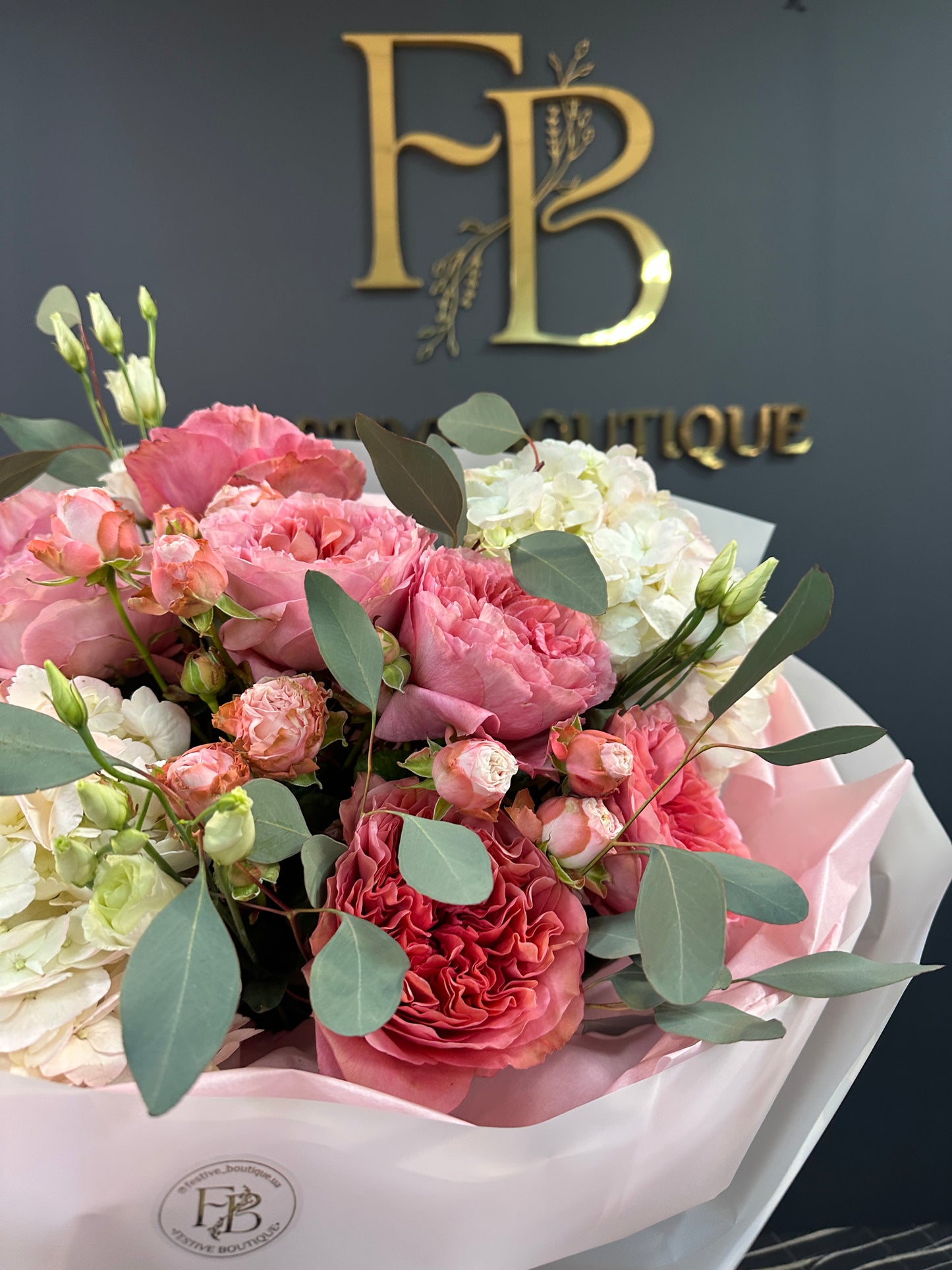 Комбінований букет з півонієвидними трояндами та гортензіями