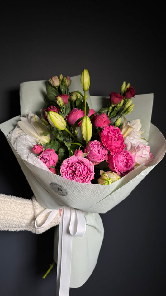 Авторський букет з лілією, еустомою та кущовою трояндою