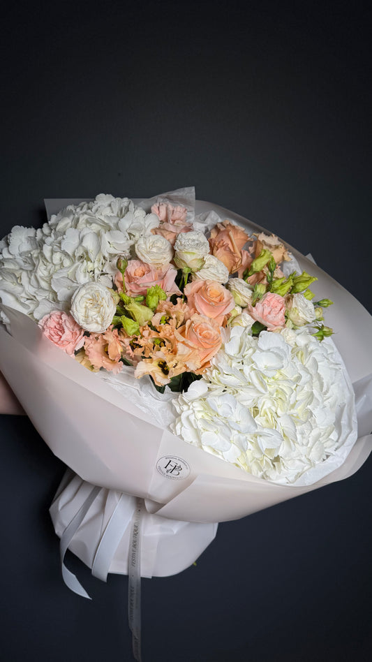 Комбінований букет з гортензіями у біло-персиковій палітрі