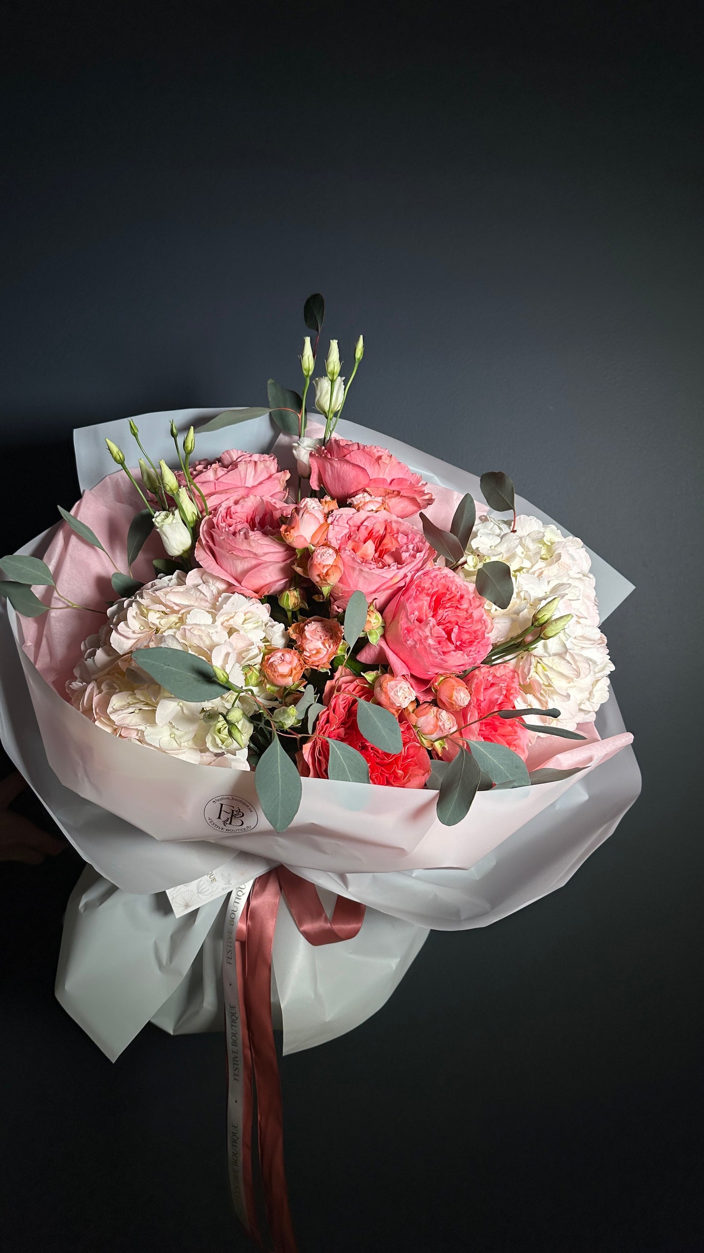 Комбінований букет з півонієвидними трояндами та гортензіями