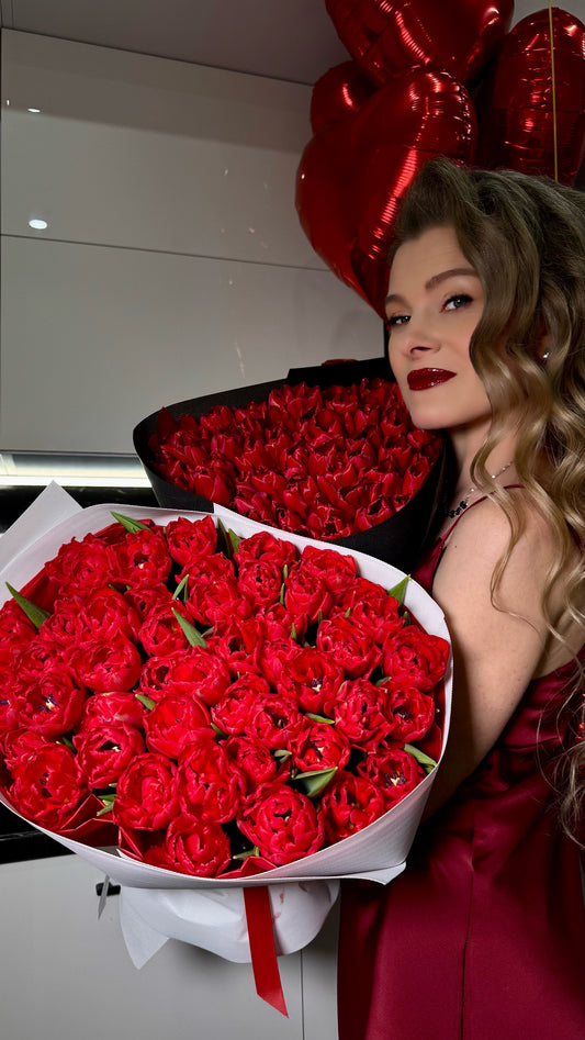 Букет з 51 червоного тюльпана