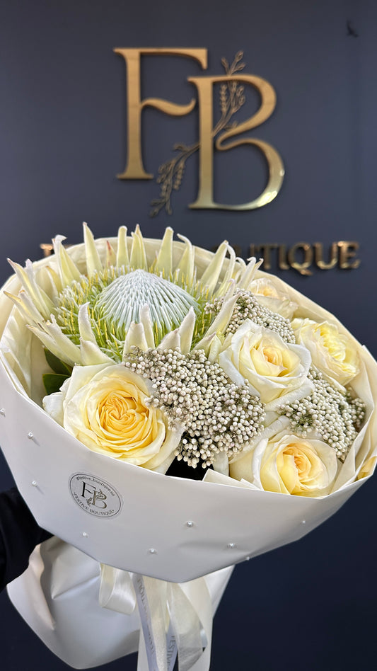 Авторський букет з королівською протеєю та півонієвидними трояндами