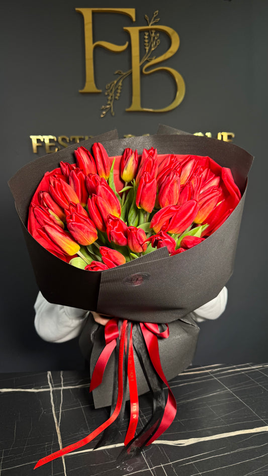 Букет з 39 червоних тюльпанів у чорному пакуванні