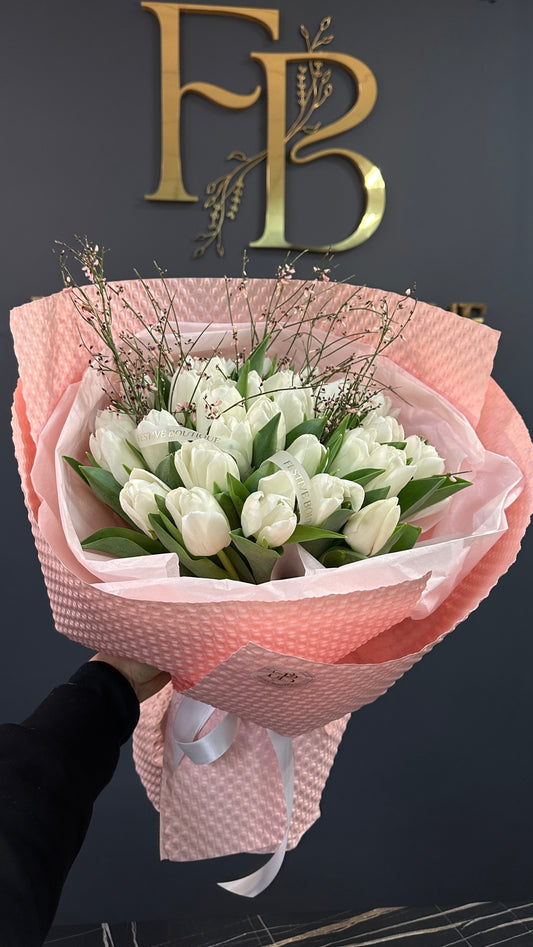 Авторський букет з білих тюльпанів та дженісти