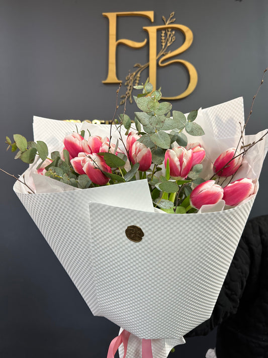 Букет з рожевих тюльпанів з евкаліптом