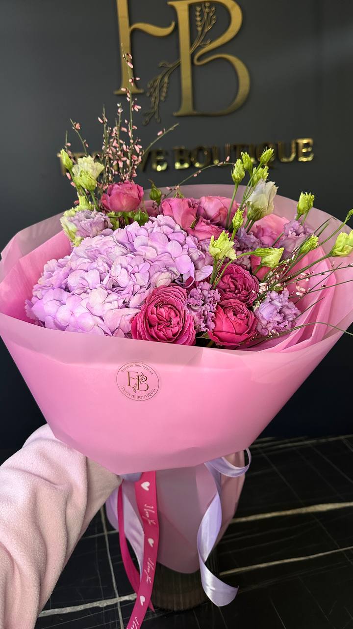 Авторський букет з гортензією та півонієвидною трояндою