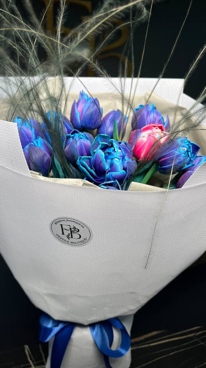 Букет з синіх голландських тюльпанів та стіфи