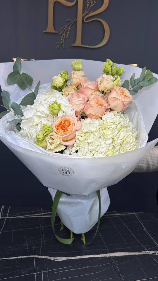 Авторський букет з півонієвидною трояндою та гортензією