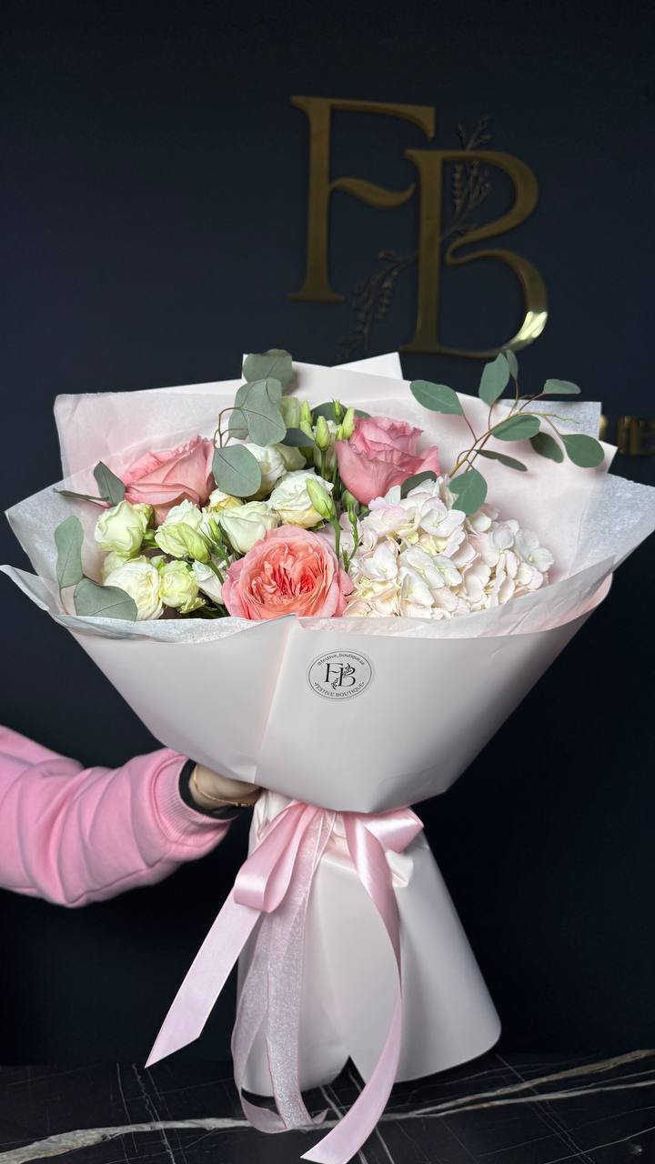 Авторський букет з гортензією та піоновидними трояндами