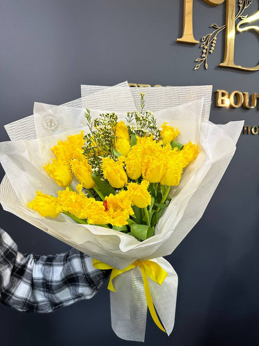 Букет з жовтих тюльпанів та хамелаціуму