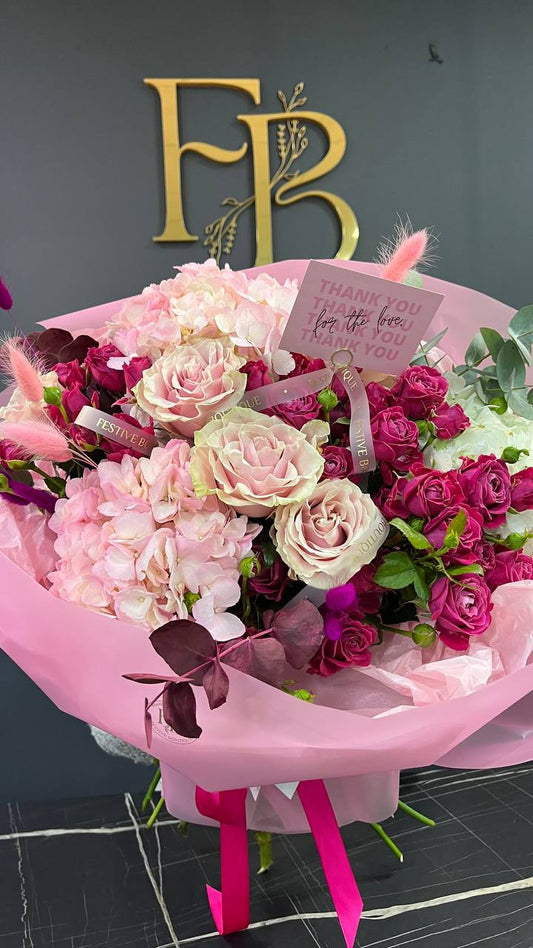 Авторський букет з гортензією, трояндами та лагурусом