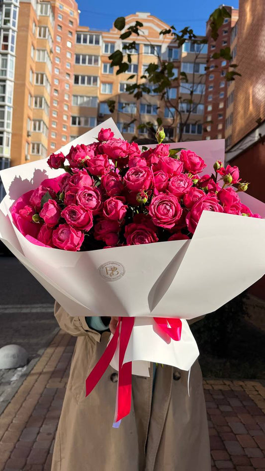 Монобукет з яскравої кущової троянди