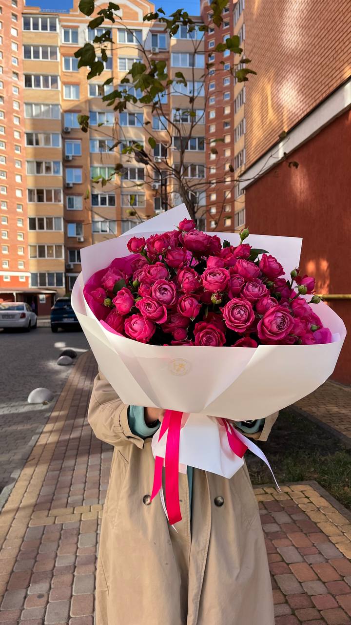 Монобукет з яскравої кущової троянди