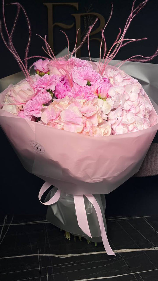 Букет з гортензією та півонією