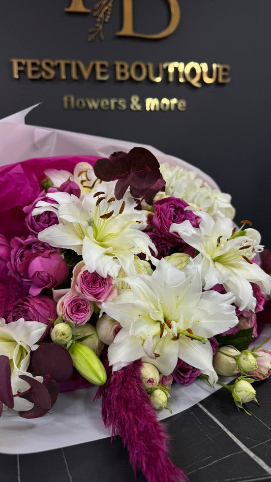 Авторський букет з лілією, гортензією та кущовою трояндою