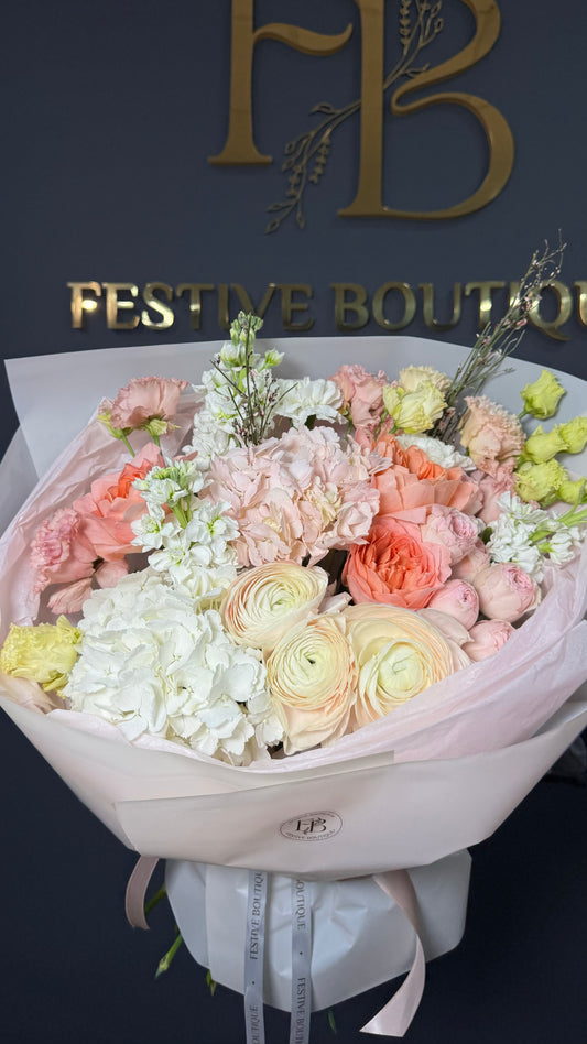 Авторський комбінований букет у ніжній палітрі