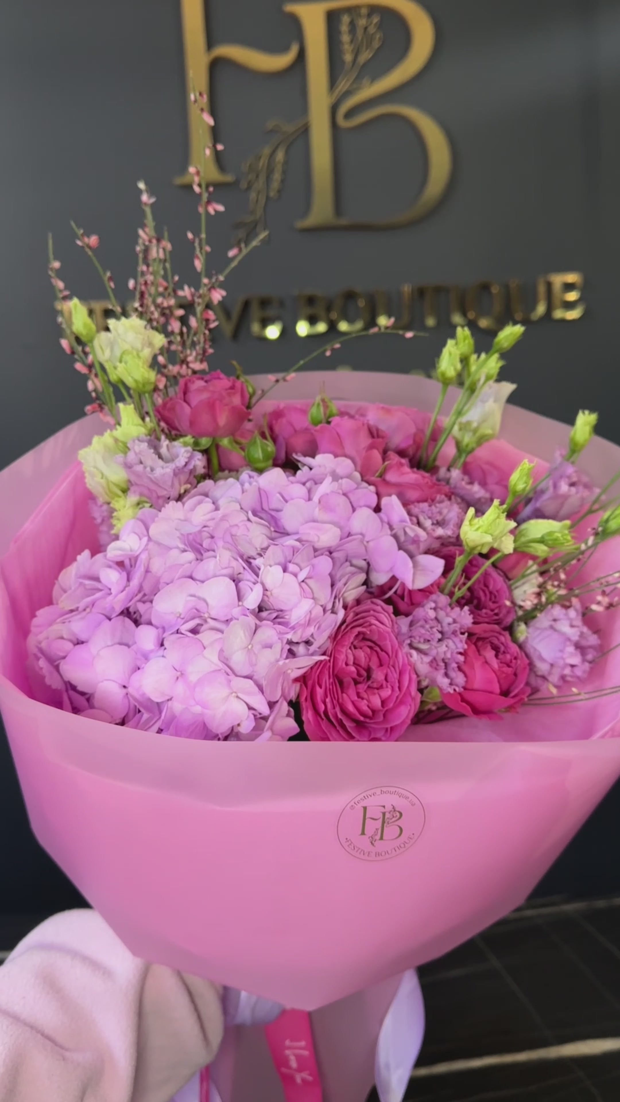 Авторський букет з гортензією та півонієвидною трояндою