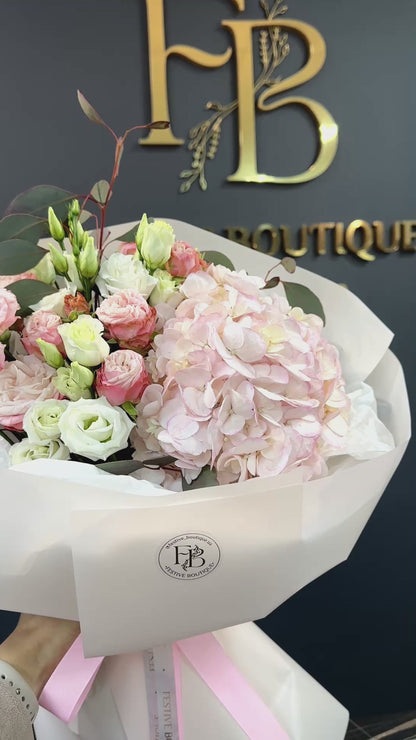 Ніжний букет з гортензіями, еустомою та трояндами