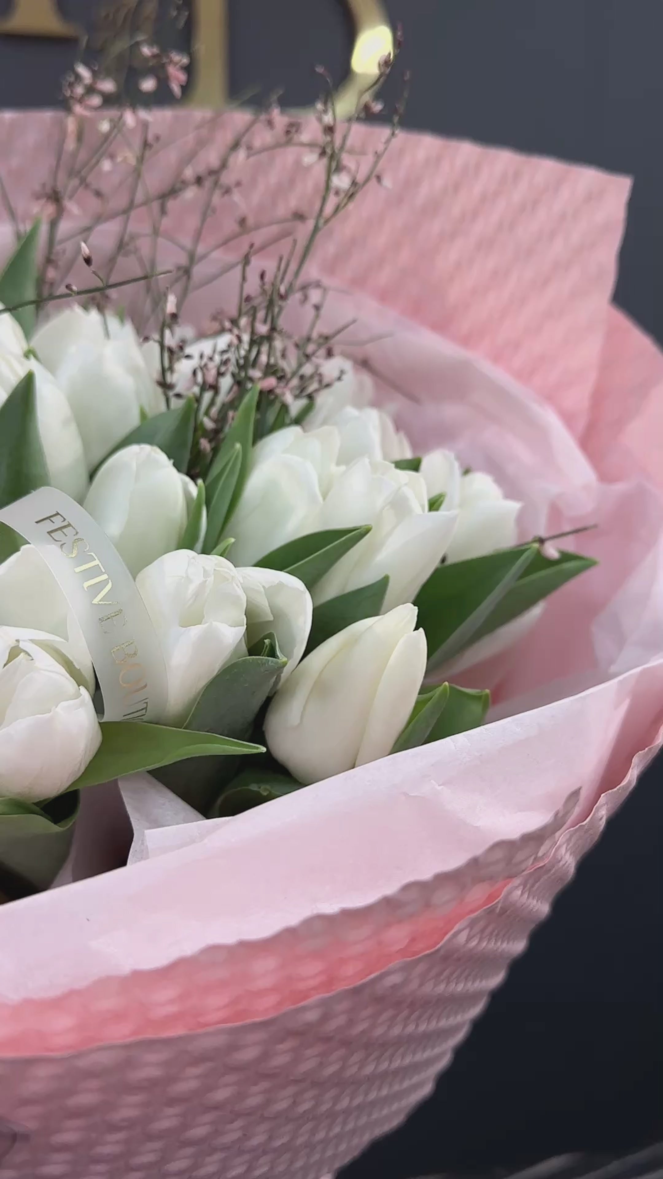 Авторський букет з білих тюльпанів та дженісти